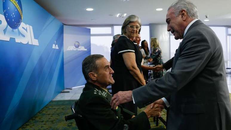 Presidente Michel Temer cumprimenta Villas Boâs que está na cadeira de rodas