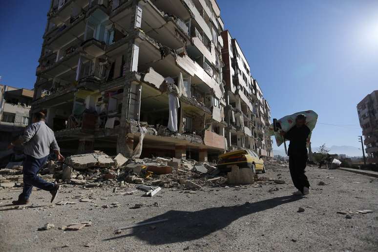 Prédio no Irã foi destruído pelo terremoto deste domingo no Irã