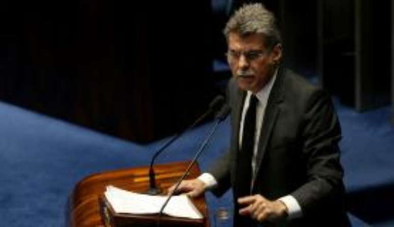 Senador Romero Jucá disse, pelo Twitter, que o presidente Michel Temer trocará 17 ministros