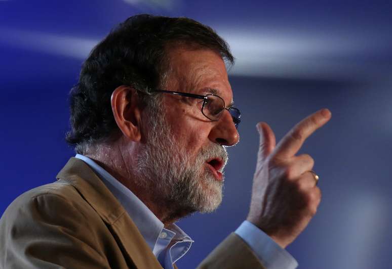 Primeiro-ministro espanhol, Mariano Rajoy, fala durante reunião do Partido Popular em Barcelona 12/11/2017 REUTERS/Albert Gea