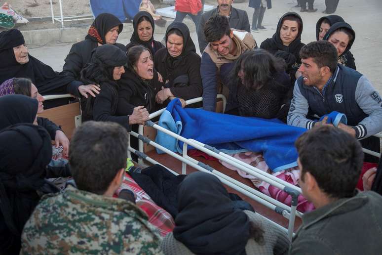 Pessoas reagem ao lado de corpo após terremoto na província de Kermanshah, no Irã 13/11/2017 REUTERS/Agência de notícias Tasnim