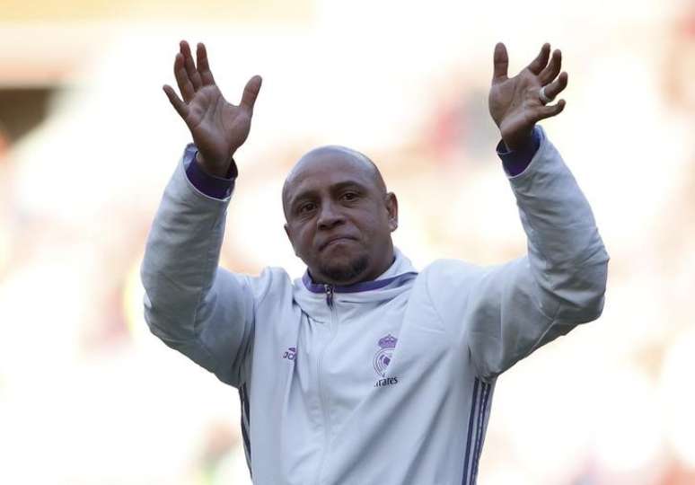 Ex-lateral Roberto Carlos aplaude torcedores após partida entre lendas do Real Madrid e lendas do Liverpool em Anfield
25/03/2017 Action Images via Reuters/Carl Recine