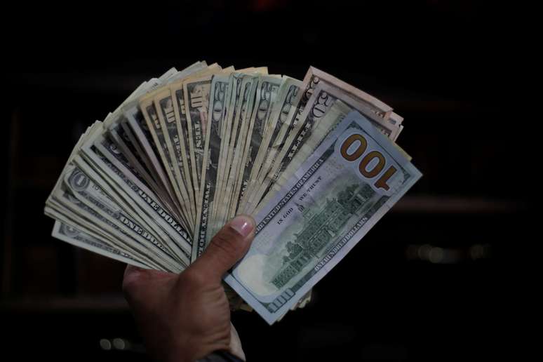 Funcionário de casa de câmbio mostra notas de dólar após contá-las em Ciudad Juarez, México 
10/11/2017 REUTERS/Jose Luis Gonzalez