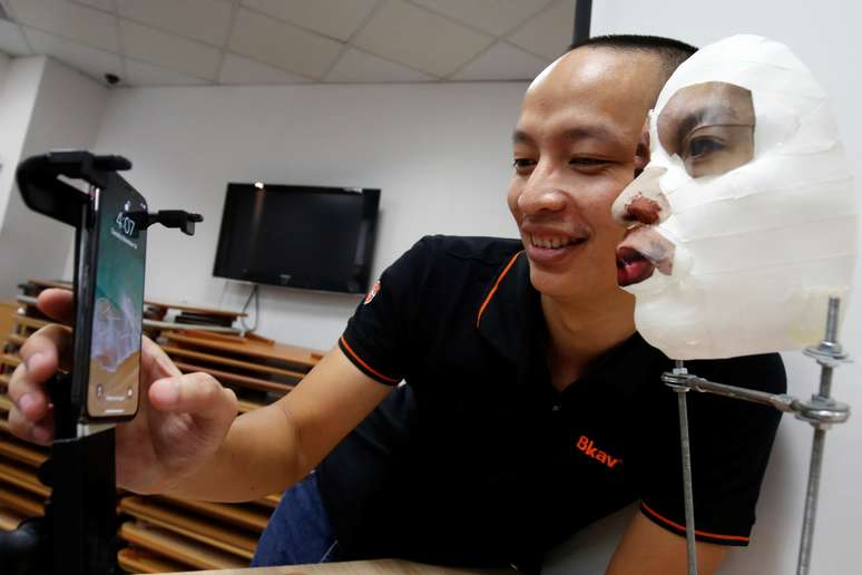 Vice-presidente da Bkav, empresa de cibersegurança vietnamita, Ngo Tuan Anh, demostra software de reconhecimento facial do iPhone X com máscara 3D em Hanói, Vietnã
14/11/2017 REUTERS/Kham
