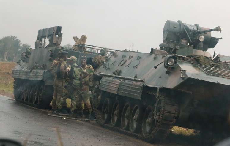 Soldados perto de veículos militares nos arredores de Harare, no Zimbábue
 14/11/2017     REUTERS/Philimon Bulawayo