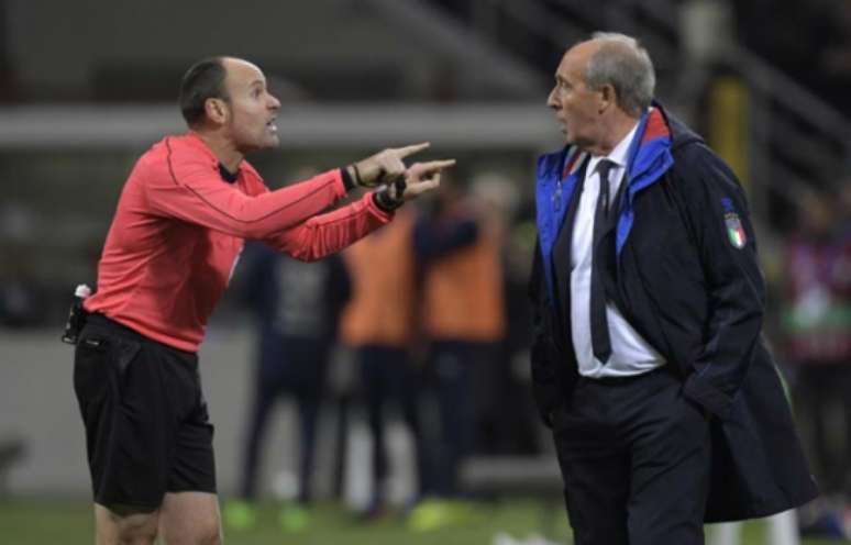 Giampiero Ventura durante o insuficiente empate em 0 a 0 (Foto: Miguel Medina / AFP)