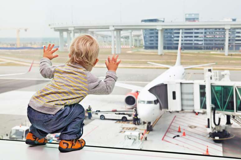 Dá sim para a garotada curtir muito o trajeto de avião! 