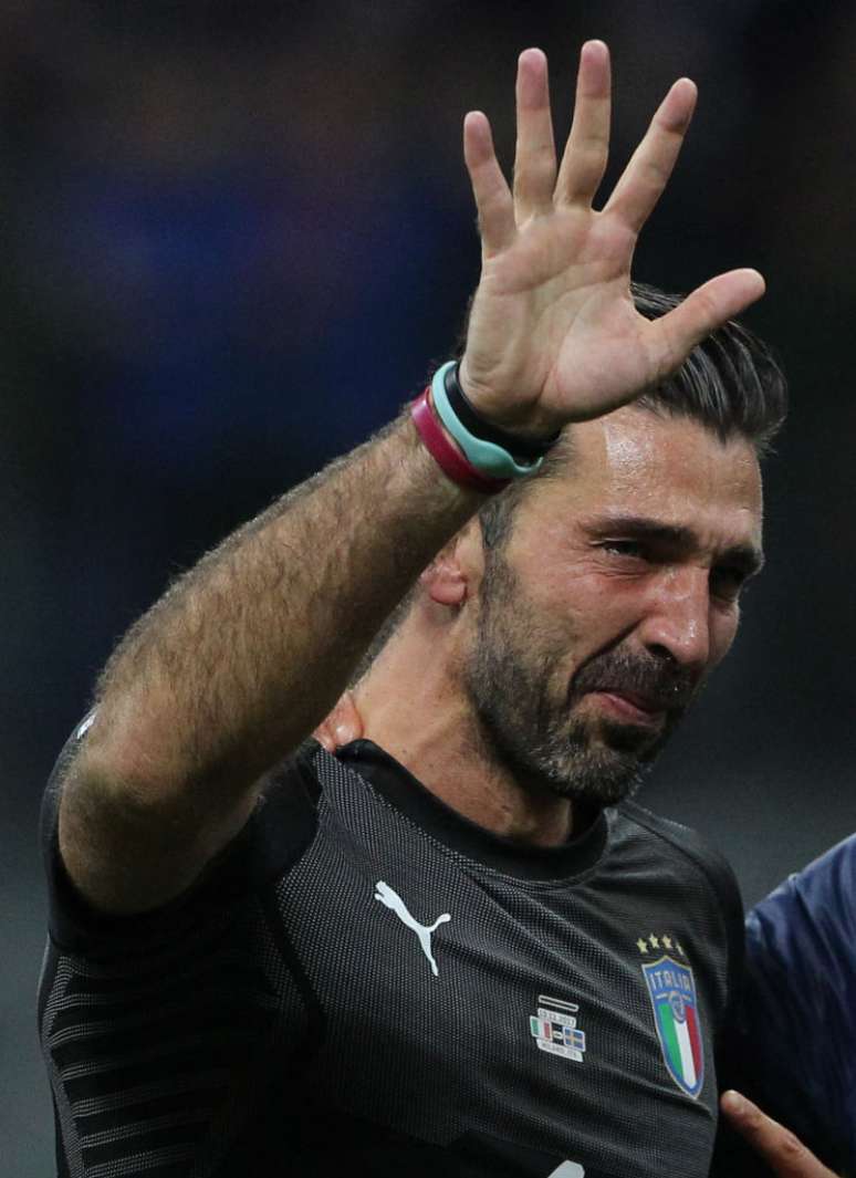 Gianluigi Buffon não conteve as lágrimas após a não classificação da Itália para a Copa