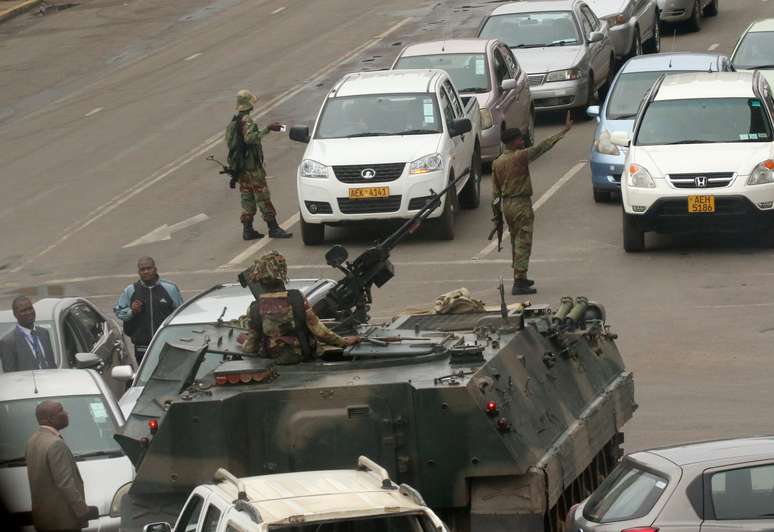 Veículos militares e soldados patrulham ruas de Harare
 15/11/2017    REUTERS/Philimon Bulawayo