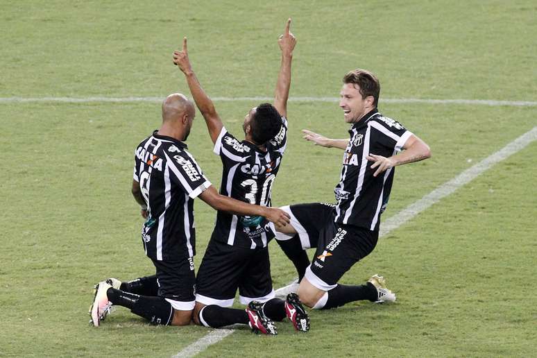 O jogador Pio 30 comemora gol do Ceará na Arena Castelao ,em Fortaleza