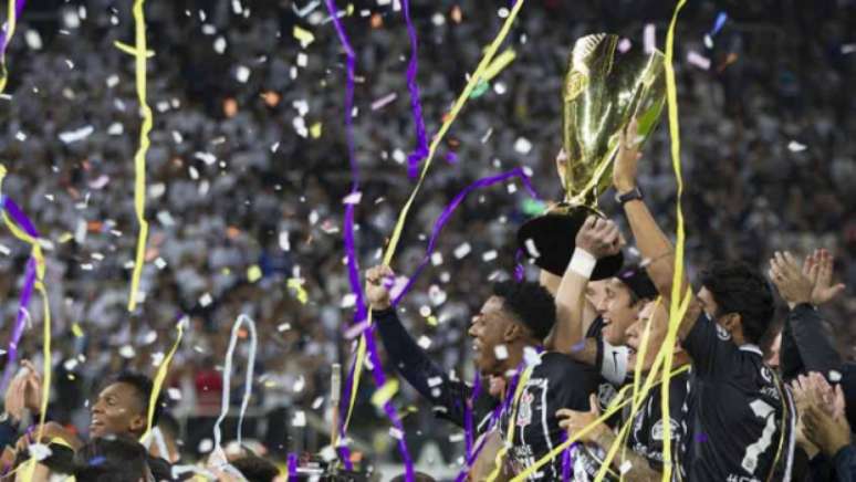 Corintianos levantam a taça do Paulista, o primeiro da história da Arena