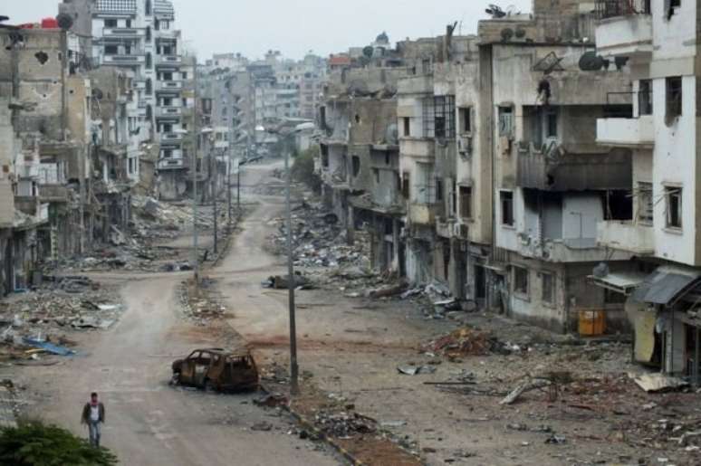 Após vários anos de guerra, a cidade de Homs, na Síria, ficou devastada 