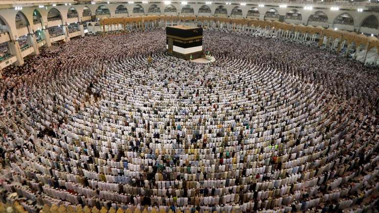 Milhões de muçulmanos se reúnem todo ano na Arábia Saudita para a peregrinação a Meca 