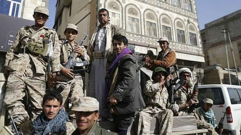 Rebeldes houthis em registro de 2015 