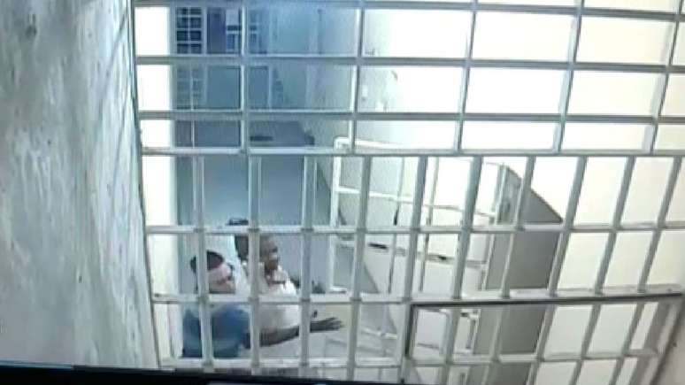 Depois do carcereiro escapar, detento faz seu companheiro de cela refém e só o solta após a chegada da PM | Foto: Reprodução 