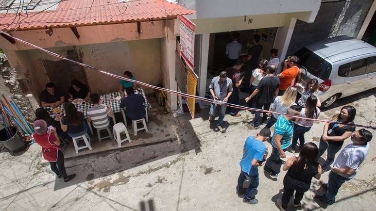 Fila em restaurante na favela