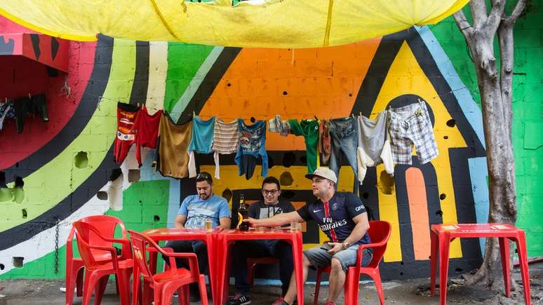 amigos bebendo em bar de favela