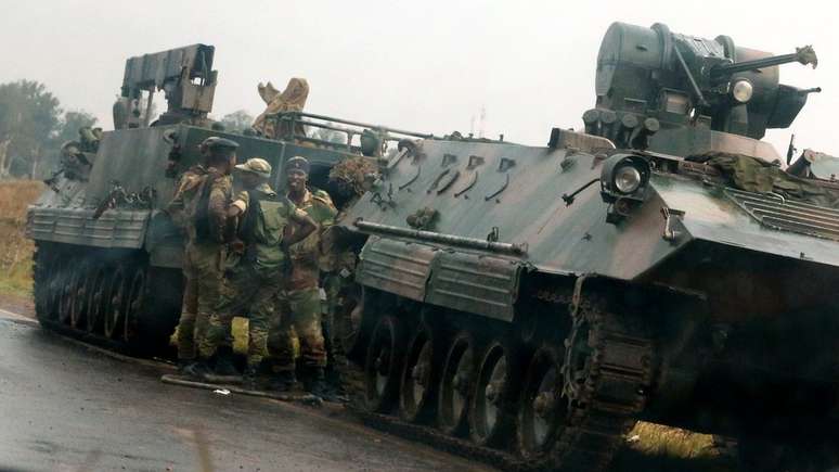 Soldados ao lado de veículo blindado em Harare