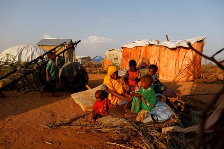 Família em acampamento para pessoas afetadas pela seca na Somália 