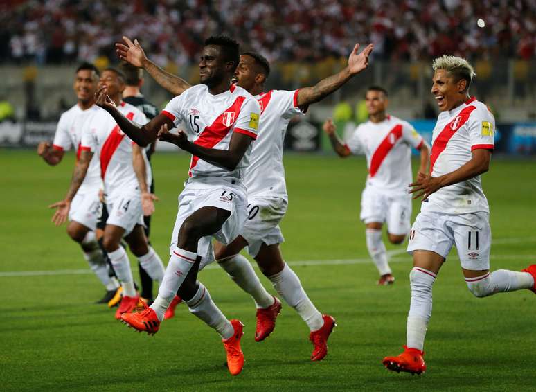 Jogadores do Peru comemoram um dos gols da vitória de 2 a 0 sobre a Nova Zelândia, em Lima.