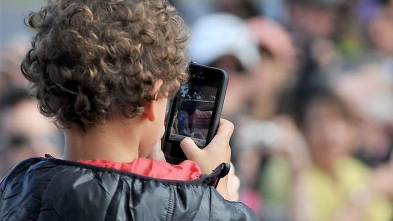 Especialistas apontam que crian&ccedil;as e adolescentes s&atilde;o mais suscet&iacute;veis a desenvolver depend&ecirc;ncia e alertam para a necessidade de controle