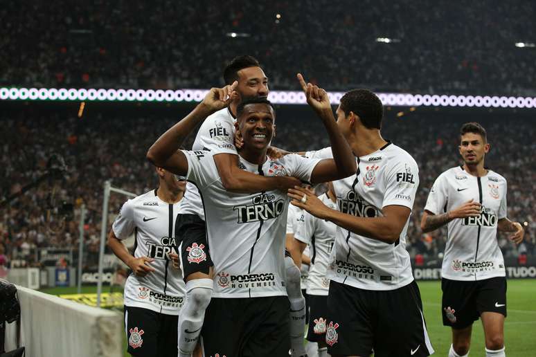 Jô, jogador do Corinthians, comemora seu gol durante partida contra o Fluminense, válida pela trigésima quinta rodada do Campeonato Brasileiro 2017.