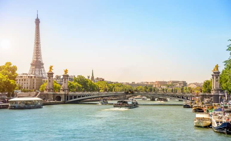 Paris também têm que lidar com a poluição do ar, que é acentuada por ondas de calor prolongadas - e vice-versa.