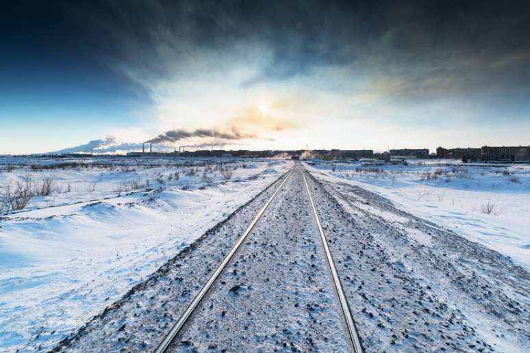 Imagem de ferrovia em permafrost, tipo de solo encontrado na região do Ártico.