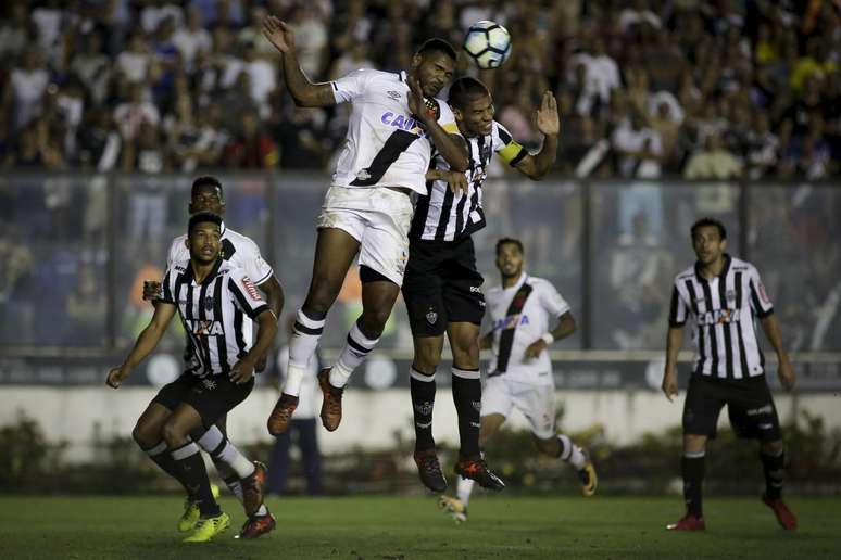 Breno do Vasco disputa lance com jogador Leonardo Silva do Atlético-MG durante partida no estadio São Januário pelo Campeonato Brasileiro