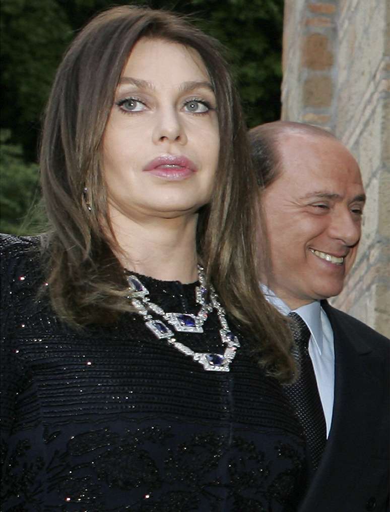 Imagem de arquivo de 4 de junho de 2004 do então primeiro-ministro da Itália, Silvio Berlusconi, e Veronica Lario.
