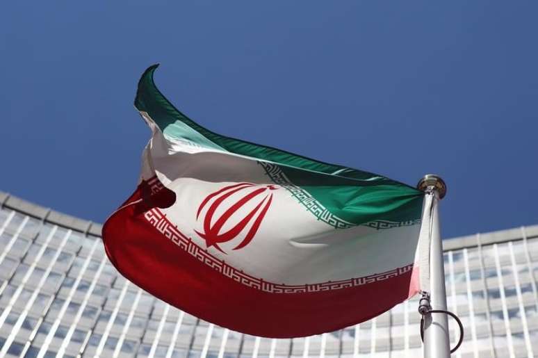 Bandeira do Irã é vista em frente a sede da ONU em Viena, na Áustria 17/06/2014 REUTERS/Heinz-Peter Bader