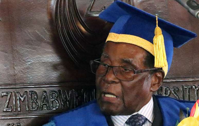 Presidente do Zimbábue, Robert Mugabe, durante cerimônia de formatura em universidade, em Harare 17/11/2017 REUTERS/Philimon Bulawayo