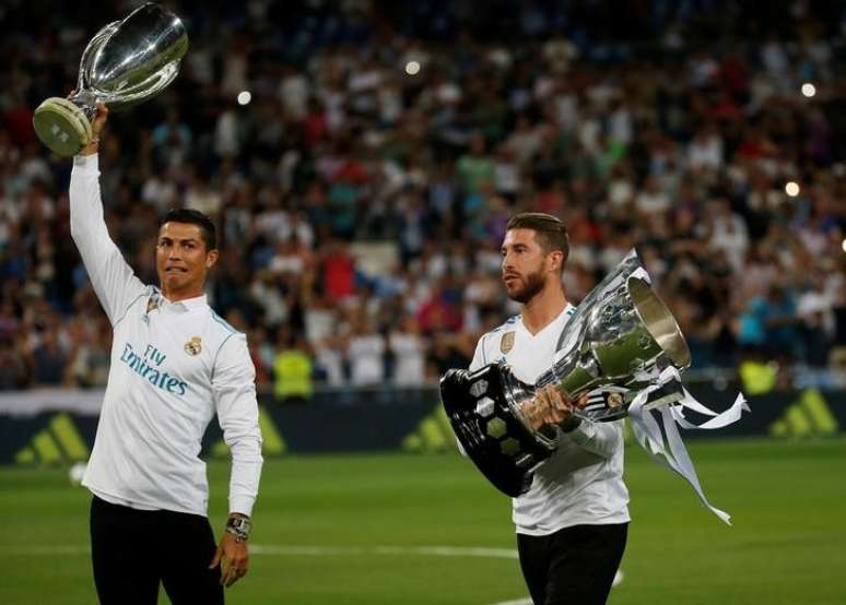 Cristiano Ronaldo e Sergio Ramos com troféu do Campeonato Espanhol
 27/8/2017     REUTERS/Javier Barbancho