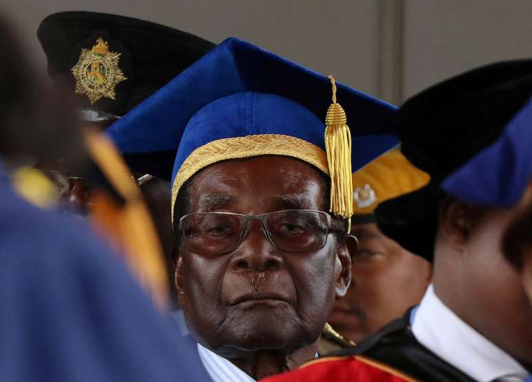 Mugabe não fez nenhum pronunciamento público e não foi acompanhado pela esposa, Grace, ou pelo ministro da Educação, Jonathan Moyo. 