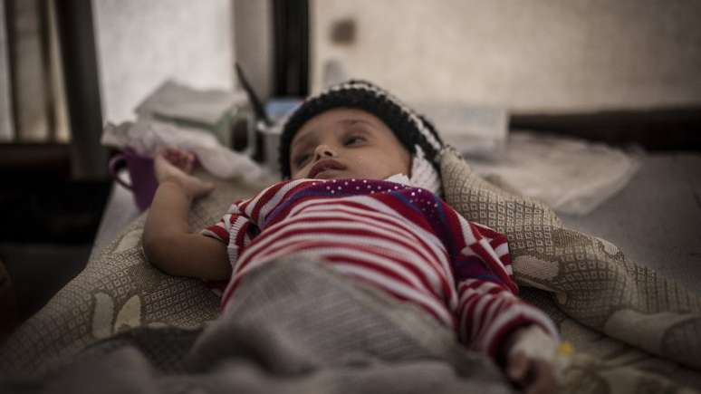 Criança em centro de tratamento de cólera do MSF no Iêmen
