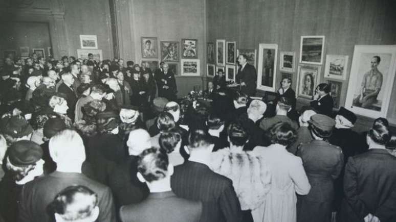 Abertura da exposição de arte brasileira em Londres, em 1944: cultura em plena Segunda Guerra Mundial