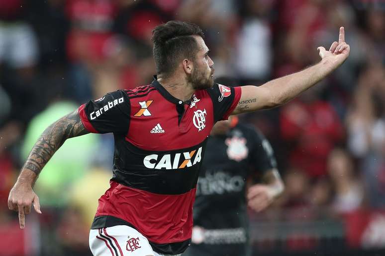 Logo após desentendimento na defesa, o atacante Felipe Vizeu, do Flamengo, marcou um gol e mostrou o dedo médio para seu companheiro Rodolpho durante a comemoração.