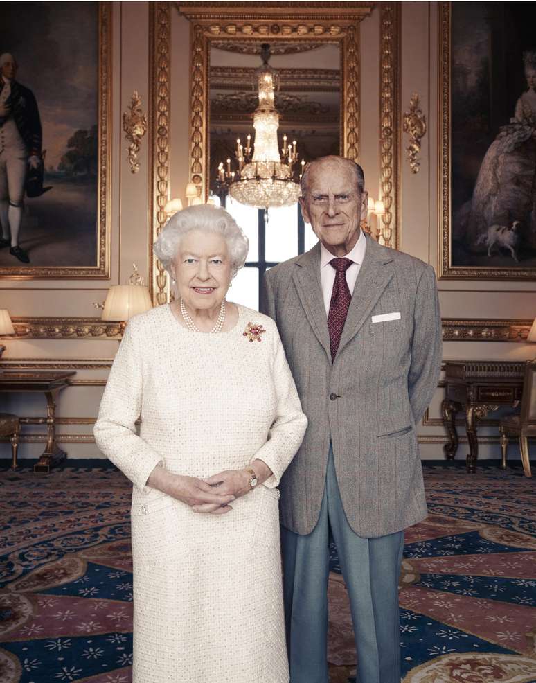 O retrato do fotógrafo britânico Matt Holyoak foi feito no início de novembro. Nele o casal aparece sorridente, um ao lado do outro, ladeado pelas pinturas de Thomas Gainsborough do rei George III e da rainha Charlotte, de 1781.