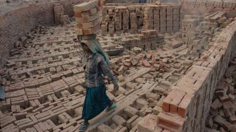 Mulher indiana na construção civil