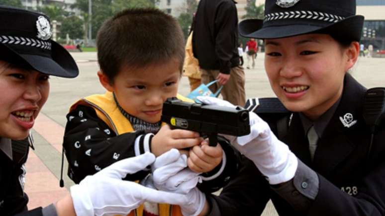 Policiais mulheres com criança na China
