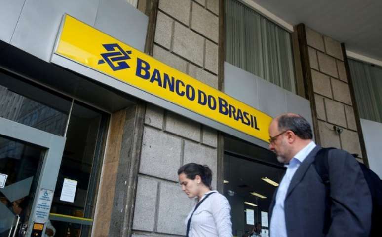 Pessoas passam por agência do Banco do Brasil, no Rio de Janeiro 15/12/2014 REUTERS/Pilar Olivares