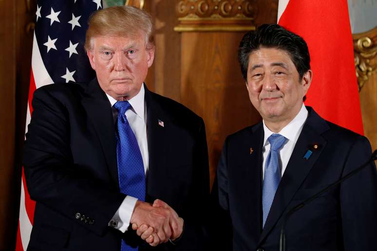 Presidente dos EUA, Donald Trump, e primeiro-ministro do Japão, Shinzo Abe, apertam as mãos em coletiva de imprensa em Tóquio, Japão
6/11/2017 REUTERS/Jonathan Ernst