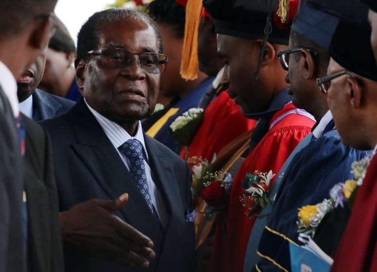 Robert Mugabe durante cerimônia de graduação de universidade em Harare
17/11/2017 REUTERS/Philimon Bulawayo