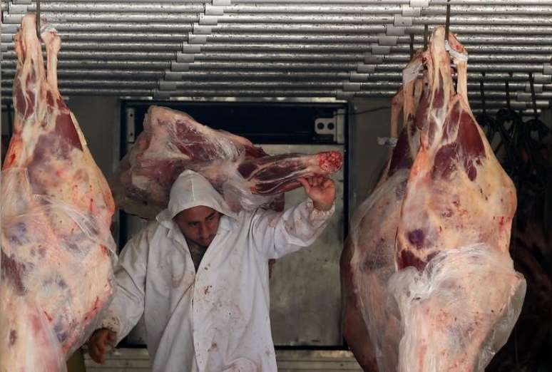 Trabalhador descarrega pe&ccedil;as de carne em a&ccedil;ougue em S&atilde;o Paulo 
27/07/2017 REUTERS/Paulo Whitaker