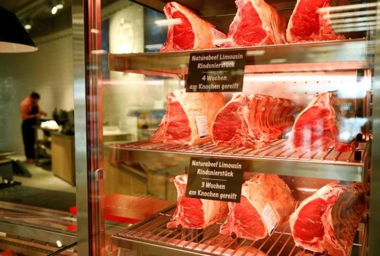 Vitrine de supermercado mostra peças de carne em Zumikon, Suíça
13/12/2016 REUTERS/Arnd Wiegmann