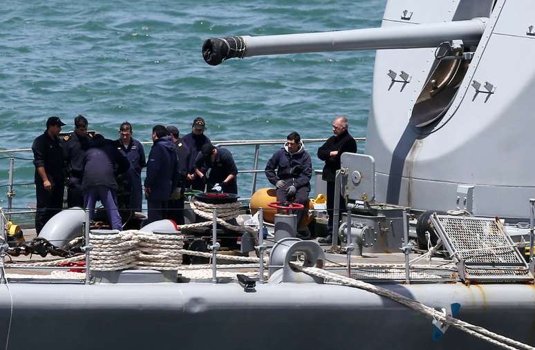 Equipe se prepara para buscas pelo submarino argentino em Mar del Plata
 21/11/2017     REUTERS/Marcos Brindicci