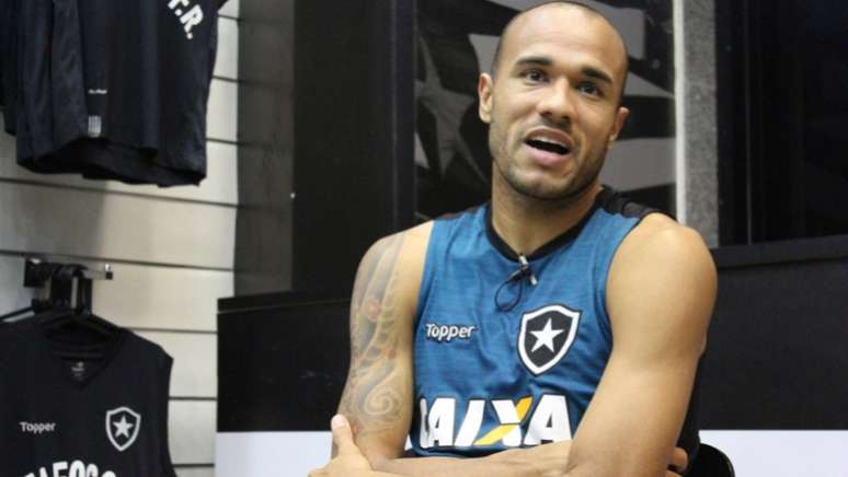 Roger, que recentemente foi operado para retirada de um tumor, é um dos destaques do Botafogo nesta temporada.