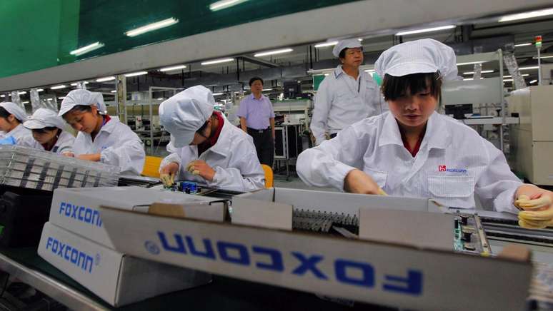Estudantes trabalham ilegalmente por mais de 11 horas diárias para montar o Iphone X na China