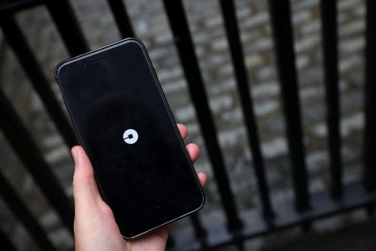 Telefone com logo do Uber é visto em Londres, Reino Unido 
25/9/2017 REUTERS/Hannah McKay