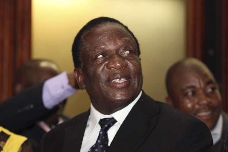 Ex-vice-presidente do Zimbábue Emmerson Mnangagwa sorri na sede do partido, em Harare 10/12/2014  REUTERS/Philimon Bulawayo